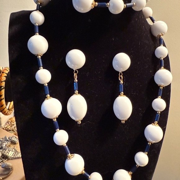 Vintage White and Gold Beaded Jewelry Set - Picture 3 of 4